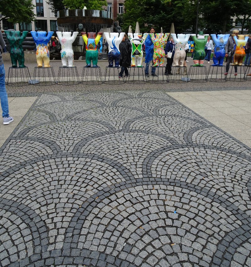 queue-de-paon-deux-couleurs-et-ours-de-couleurs-a-berlin
